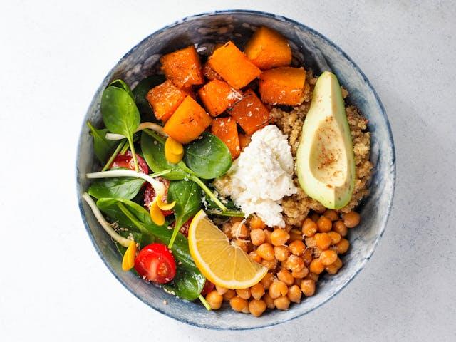 Bol vu de haut avec légumes en salade